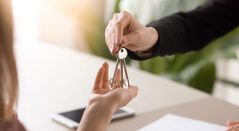 Entrega de llaves de una vivienda