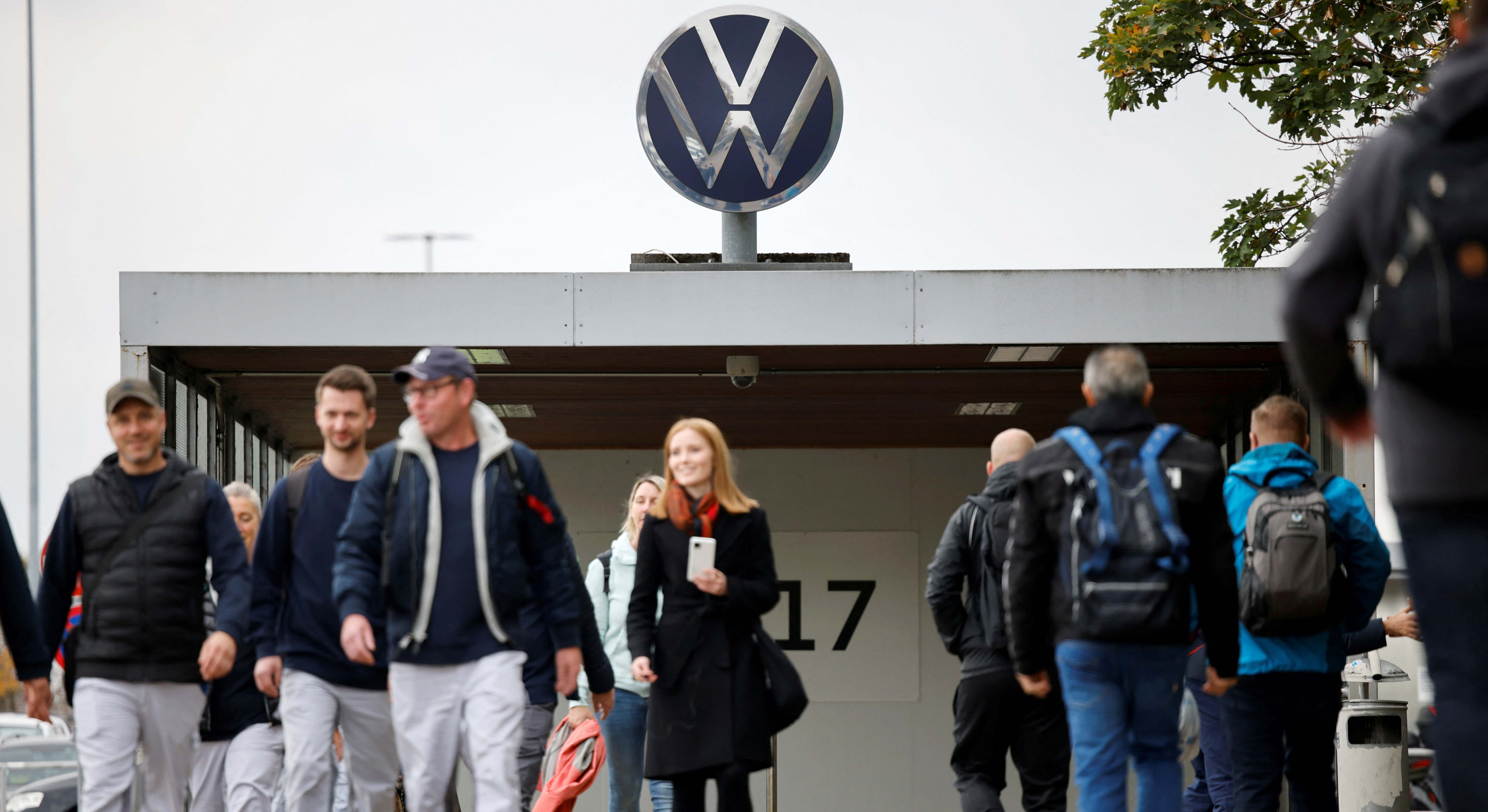 Trabajadores de una fábrica de Volkswagen
