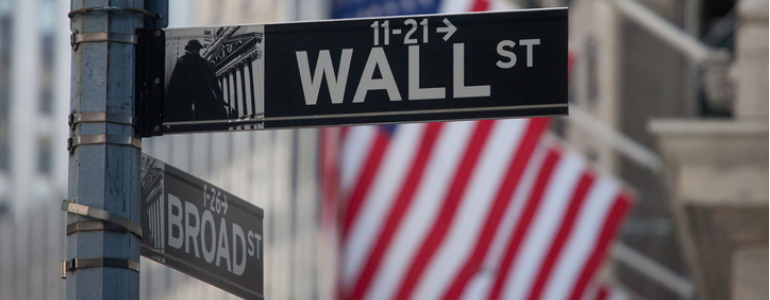 wall-street-bolsa-nueva-york-cruce-carteles-calle-banderas-eeuu-fondo-getty-770x300.jpg