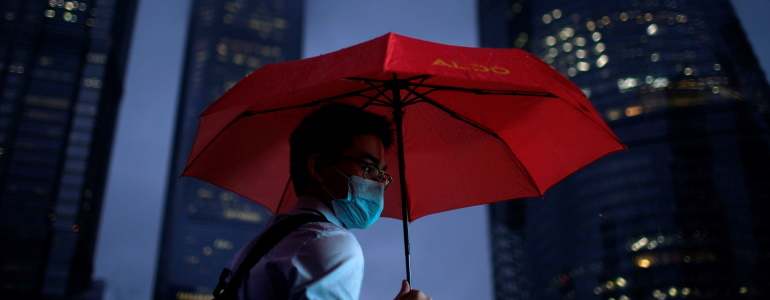 coronavirus-covid-pandemia-hombre-mascarilla-paraguas-rascacielos-china-reuters-770x300.jpg