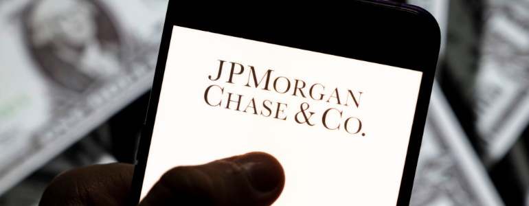 JPM-jp-morgan-chase-logo-pantalla-movil-dolares-fondo-getty-770x300.jpg