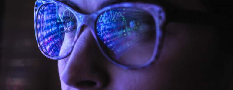 graficos-bolsa-mercados-charts-reflejados-gafas-mujer-inversora-analisis-tecnico-getty-770x300.jpg
