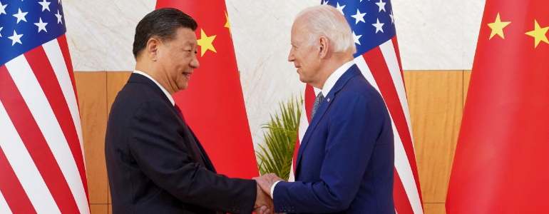 xi-jinping-china-joe-biden-estados-unidos-eeuu-banderas-encuentro-bilateral-G20-bali-14noviembre2022-reuters-770x300.jpg
