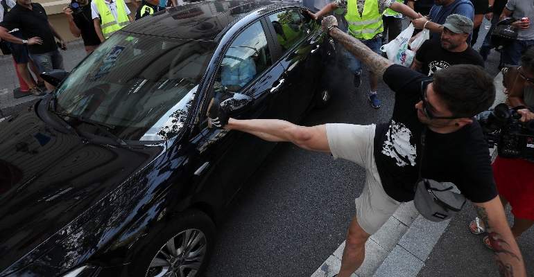 agresion-Uber-Cabify-VTC-huelga-25jul18-reuters.jpg