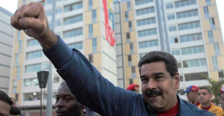 maduro-puno-contento-reuters.jpg