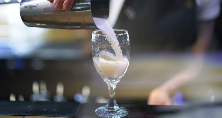 bar-dreamstime-3.jpg