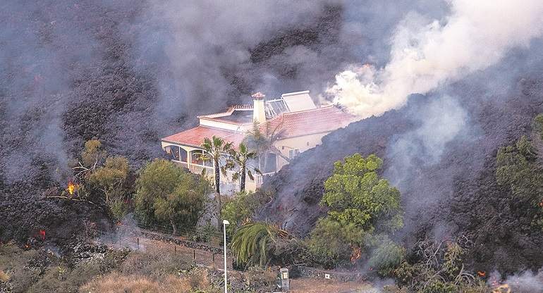 Imagen-EuropaPress_3950948_casa_momentos_antes_ser_destrozada_lava_volcan_palma_21_septiembre_2021.jpg