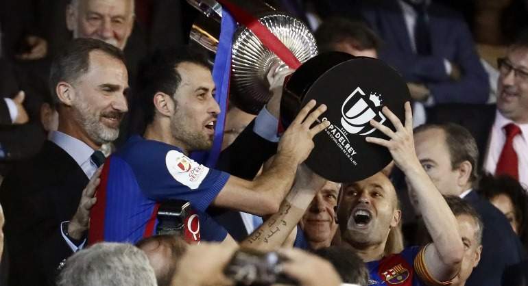 Rey-Busquets-Iniesta-levantan-Copa-2017-EFE.jpg