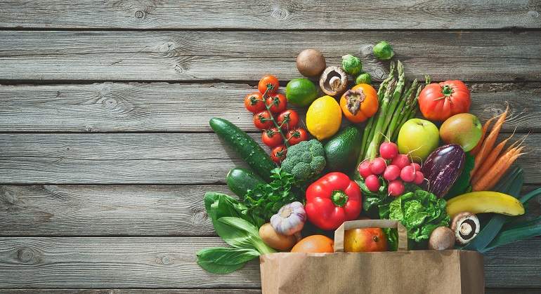 Frutas-y-verduras-dentro-de-una-bolsa-de-papel-iStock.jpg