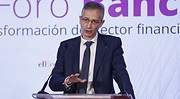 De Cos augura la necesidad de mayores dotaciones en la banca por la fragilidad de algunas empresas y familias
