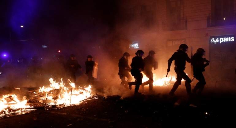 sentencia-disturbios-policia-fuego-reuters.jpg