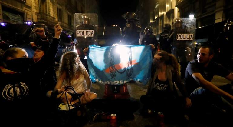 sentencia-manifestantes-policia-barcelona-reuters.jpg