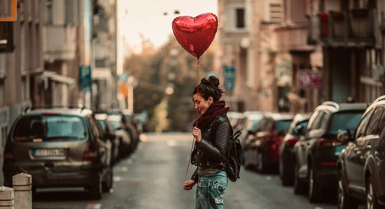 Chica-con-un-globo-corazon-iStock.jpg