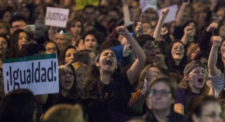 mujer-protesta-igualdad-feminismo.jpg