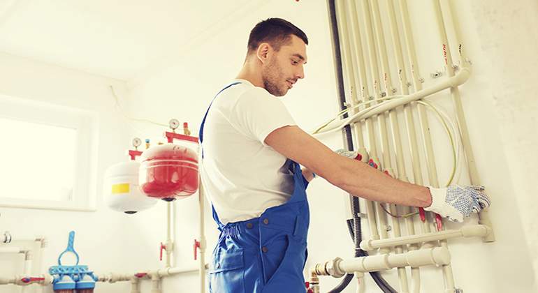 Fontanero-trabajando-Istock.jpg