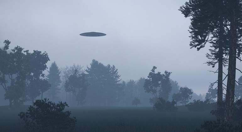 Un-paisaje-nublado-y-oscuro-donde-hay-un-ovni-iStock.jpg