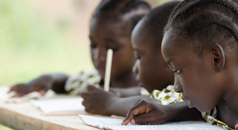 Nios africanos estudian en la escuela