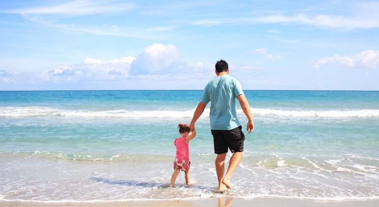 padre-hija-playa-pixabay.jpg