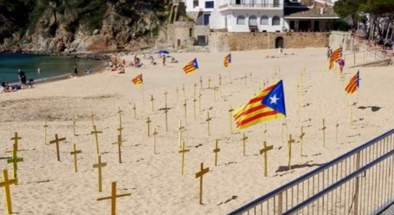 playa-cataluna-cruces-amarillas.jpg