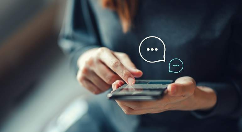 Una-persona-utilizando-su-telefono-para-chatear-iStock.jpg