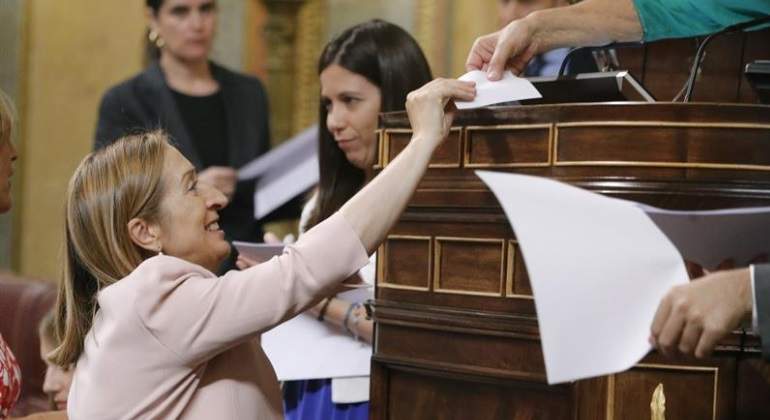 ana-pastor-vota-congreso-efe.jpg