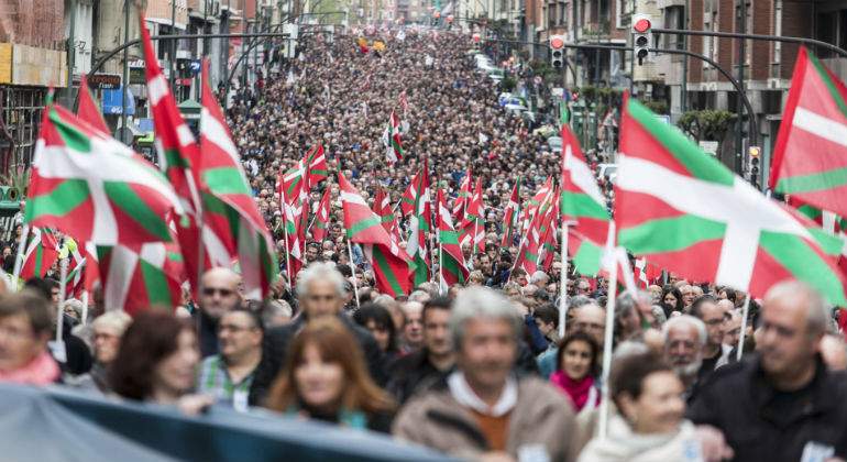 pais-vasco-banderas-manifestacion.jpg