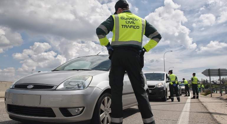 EuropaPress_2786554_guardia_civil_da_alto_vehiculo_punto_kilometrico_19_a6_paso_capital_regular-1.jpg