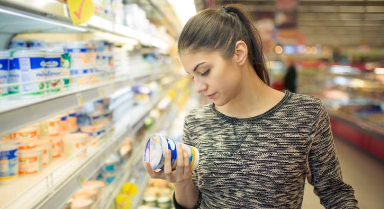 supermercado-chica-compara-producto-dreamstime.jpg