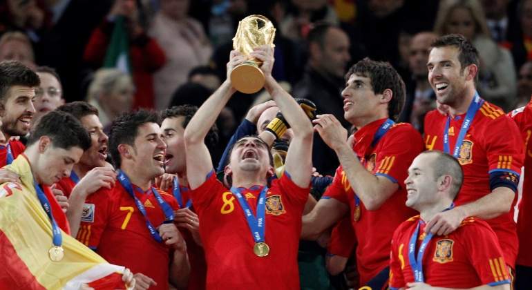 xavi-levanta-copa-mundo-2010-reuters.jpg