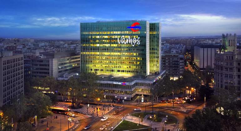 Imagen nocturna de la sede de Ibercaja en Zaragoza