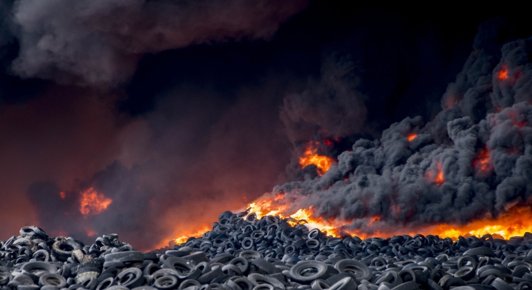 Incendio-sesena-neumaticosEFE.jpg
