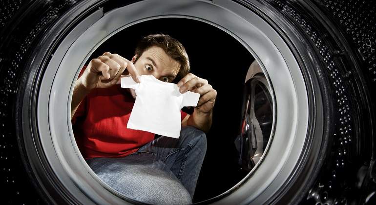 Un-hombre-cogiendo-una-camiseta-muy-pequena-de-la-lavadora-iStock.jpg