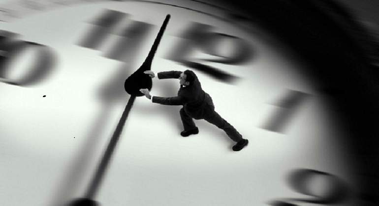 770-x-420-Hombre-retrasando-las-manecillas-del-reloj-Istock.jpg