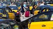 Los taxistas de Barcelona cortan la Gran Vía y acuerdan una huelga indefinida que secundan en Madrid