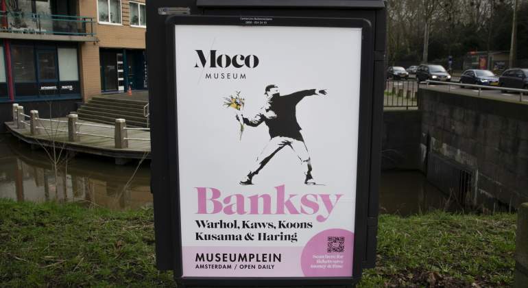 bansky-lanzador-flores-cartel-amsterdam-dreamstime.jpg