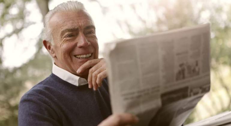 seor-leyendo-periodico