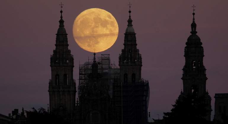 superluna-catedral-santiago-efe.jpg