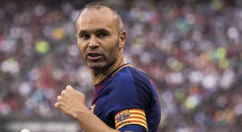 Iniesta-puno-brazalete-capitan-2017-efe.jpg