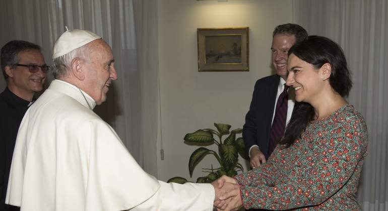 dimiten-greg-burke-paloma-garcia-opvejero-portavoces.-papa-efe.jpg
