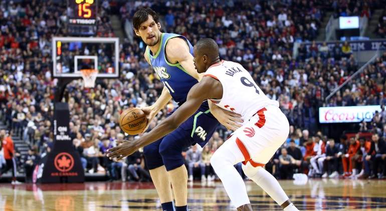 ibaka-marjanovic-toronto-dallas-getty.jpg