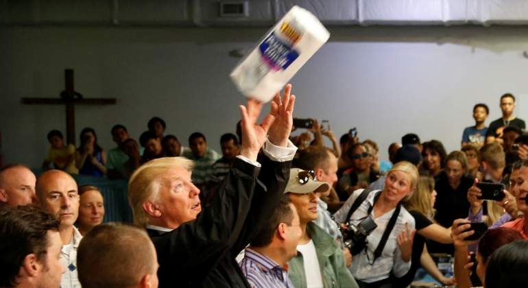 trump-rollos-papel-reuters.jpg
