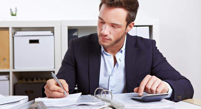 administracion-trabajador-calculadora-archivador-770-dreamstime.jpg