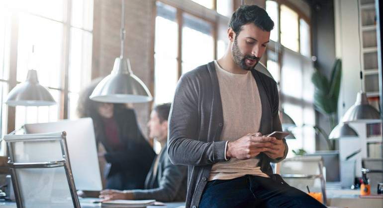 emprendedor-movil-istock.jpg