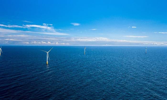 siemens-gamesa-offshore-aerogeneradores-mar-cielo-azul-eolica-marina-770x420.jpg