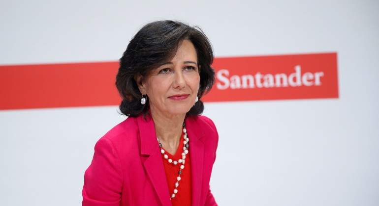 ana-botin-sentandose.jpg