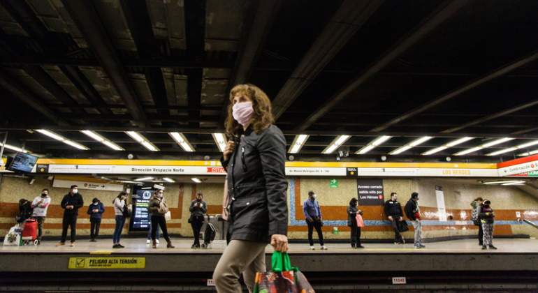 Una mujer con mascarilla en el metro de Chile