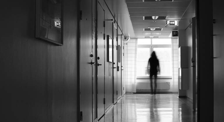 Silueta-oscura-al-final-de-un-pasillo-iStock.jpg