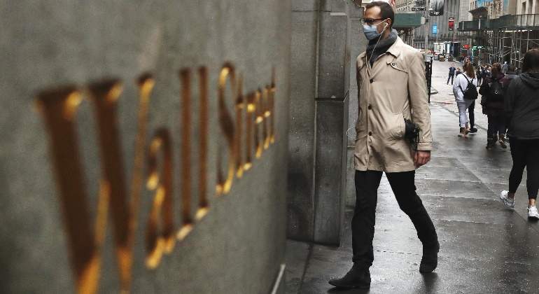 wall-street-cartel-hombre-mascarilla-reuters-770x420.jpg