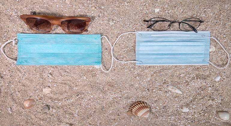 Mascarillas-y-gafas-en-la-playa-770x420-Istock.jpg