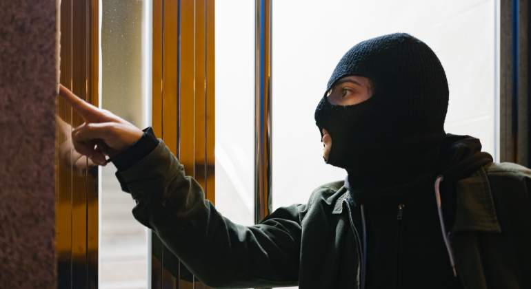 llamada-timbre-denuncia-policia-oferta-luz-gas-istock.jpg